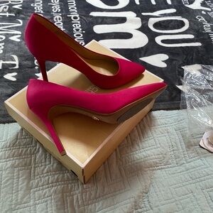 Brand new Michael kors pink pumps. Size 7.5 excellent condition